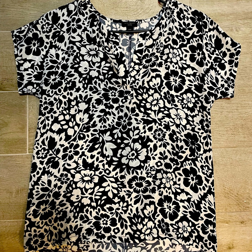 Ann Taylor Flower Blouse Relaxed Fit XXSP fit to small.